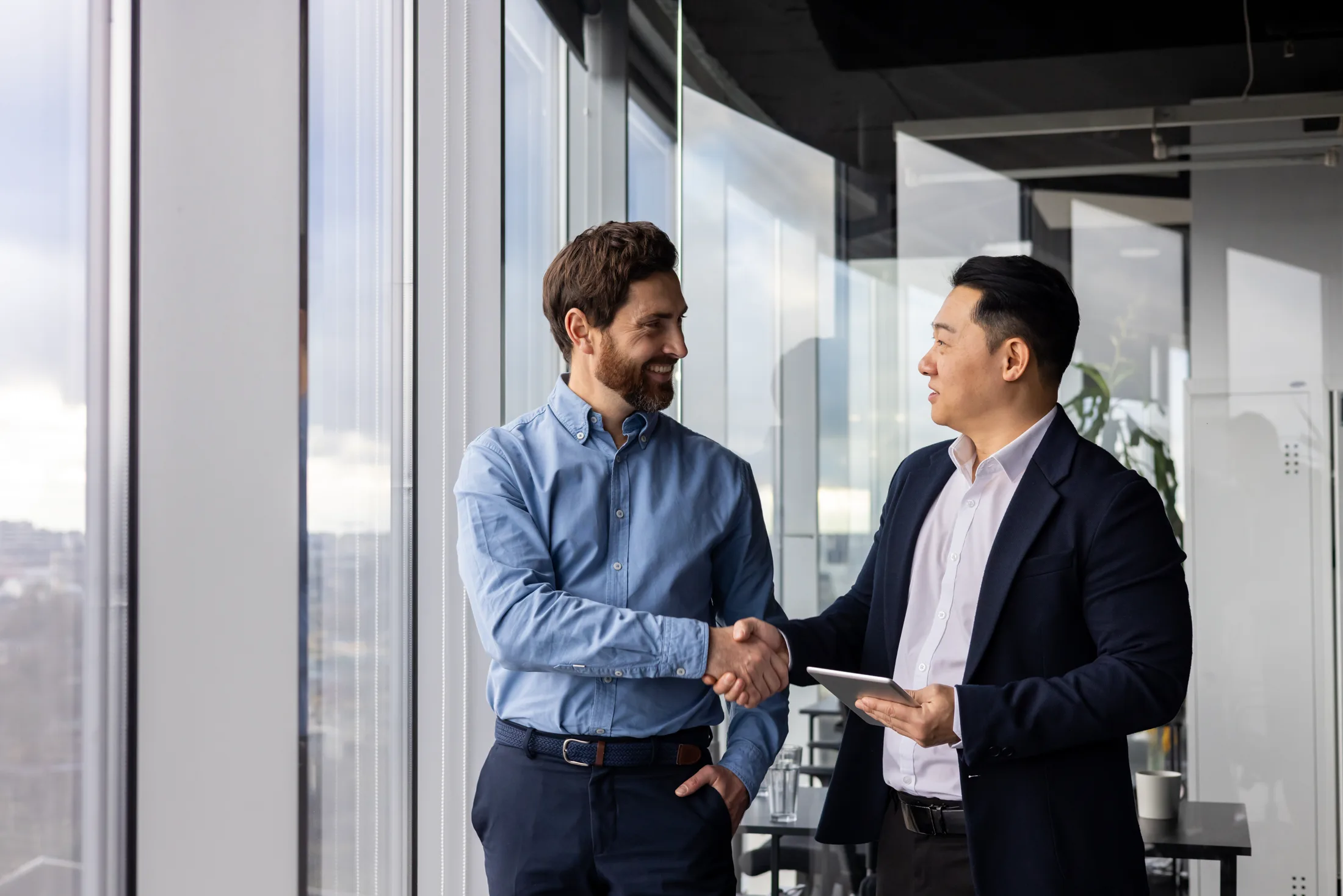 Two advisors shaking hands — SimpleWEALTH's platform for independent advisors